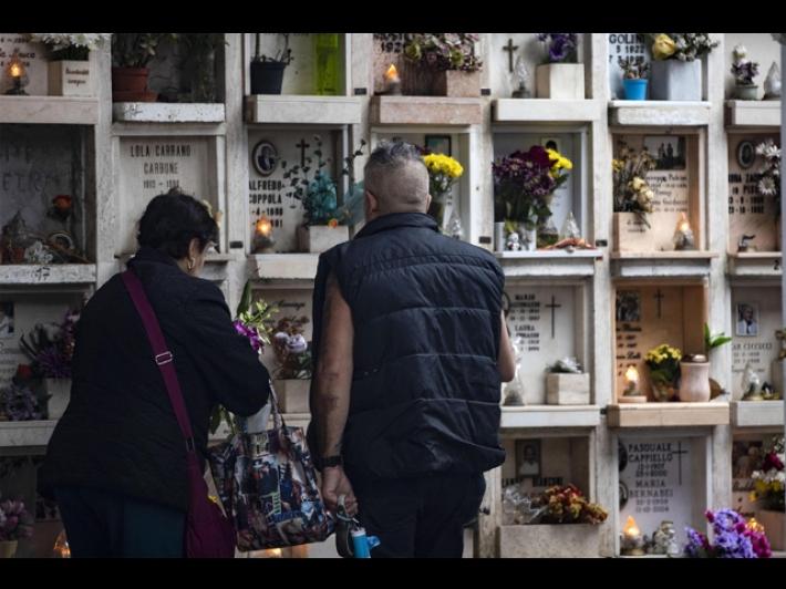 Vanno in cimitero a Udine e non trovano le tombe dei parenti