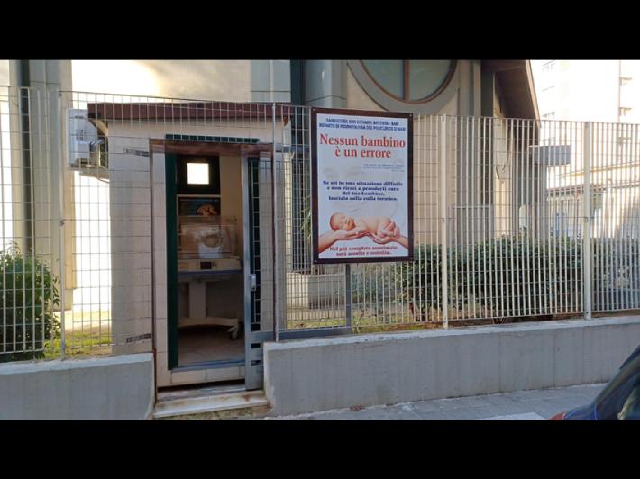 Neonato morto nella culla termica a Bari, sacerdote patteggia un anno