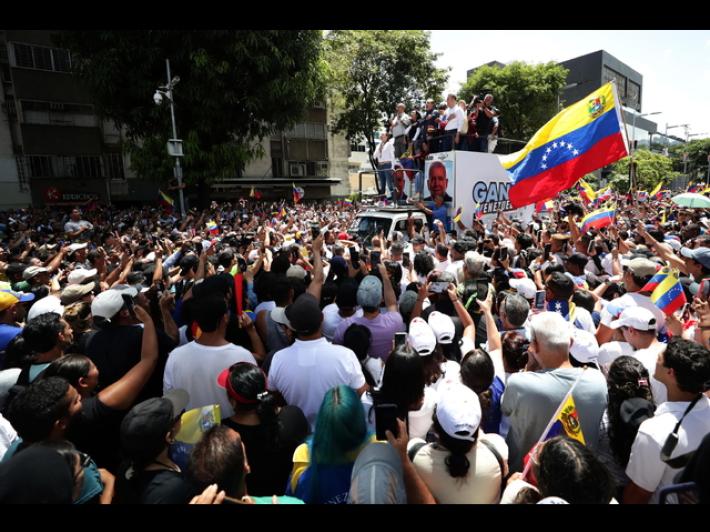 In Venezuela gas lacrimogeno contro i cortei anti-Maduro