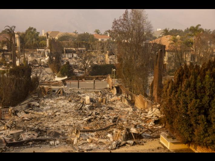 Sale il bilancio delle vittime a Los Angeles: almeno 10 morti