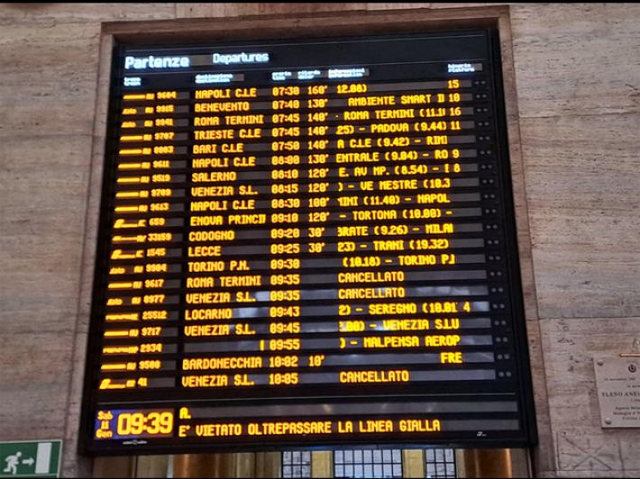 Blocco treni a Milano, guasto alla linea aerea