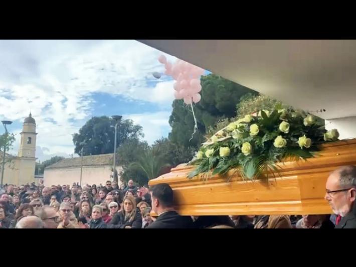 Folla commossa e dolore per l'ultimo saluto a Francesca Deidda uccisa dal marito