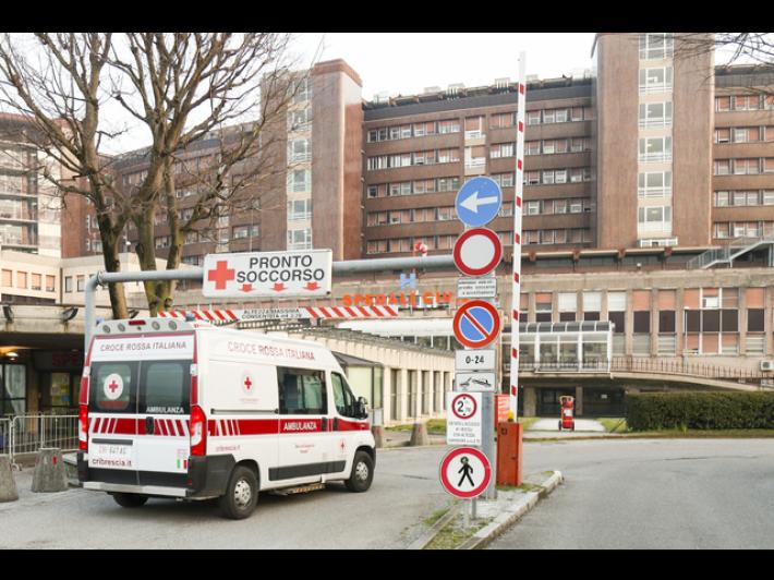 Incendio in ospedale a Brescia, grave una persona