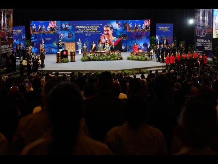 Maduro firma il decreto per riformare la Costituzione di Ch&aacute;vez