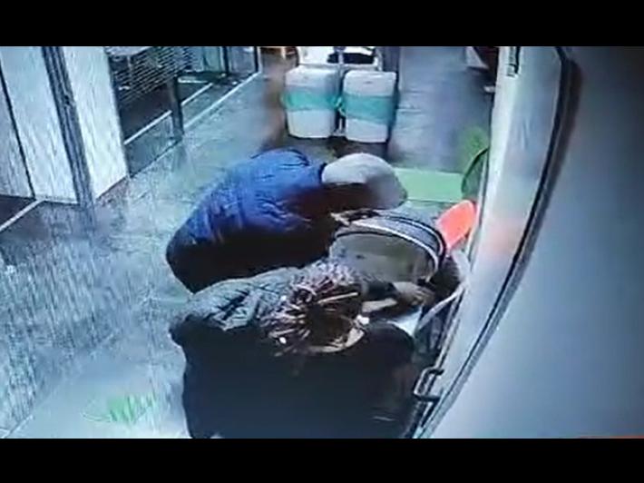 La mamma della neonata portata via dalla clinica: "Ieri siamo morti e risorti". Marito e moglie fermati dalla polizia - Il video del rapimento 