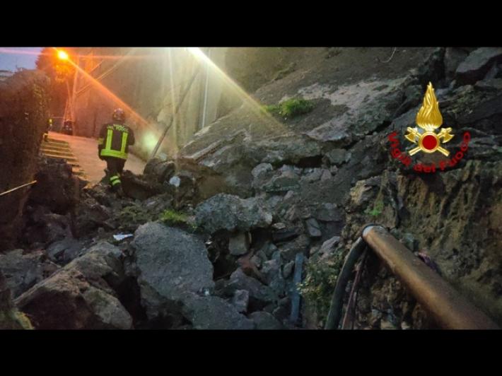 Crolla muro a Genova, si scava per escludere feriti