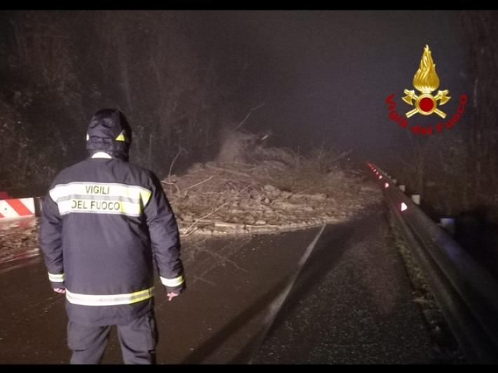 Maltempo Liguria, frana su statale dei Giovi travolge auto