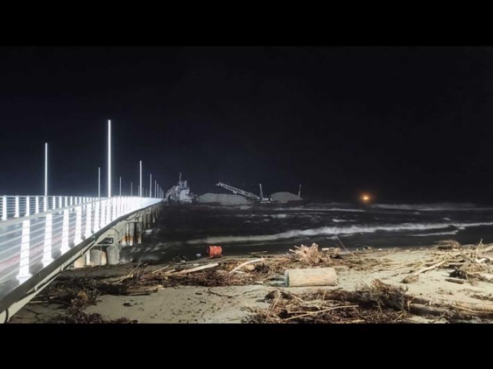 Maltempo, nave 100 metri finisce contro pontile Marina di Massa