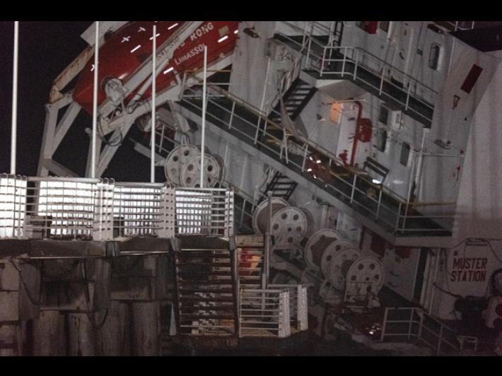 Nave incagliata a Massa usata per costruzione diga Genova