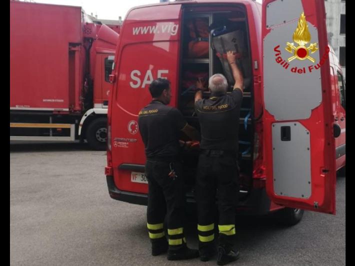 Vigili del fuoco salvano 13enne da un incendio all'ottavo piano