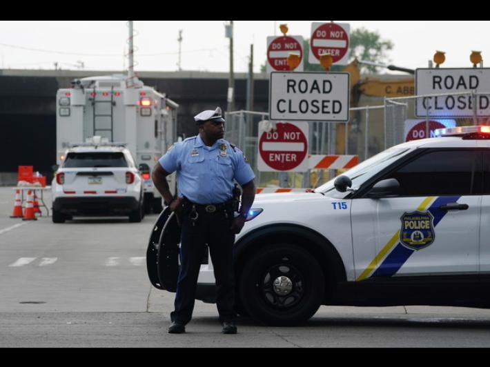 Usa: piccolo aereo si schianta a Philadelphia, case in fiamme