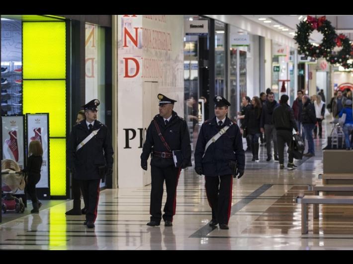 Padre e figlio carabinieri fuori servizio bloccano 2 truffatrici