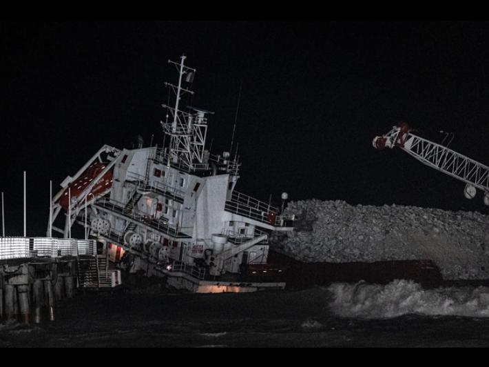 Nave incagliata a Marina di Massa, al via il sopralluogo a bordo