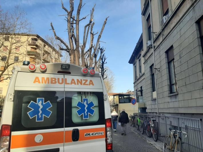Poliziotti feriti a martellate, uno spara ad aggressore