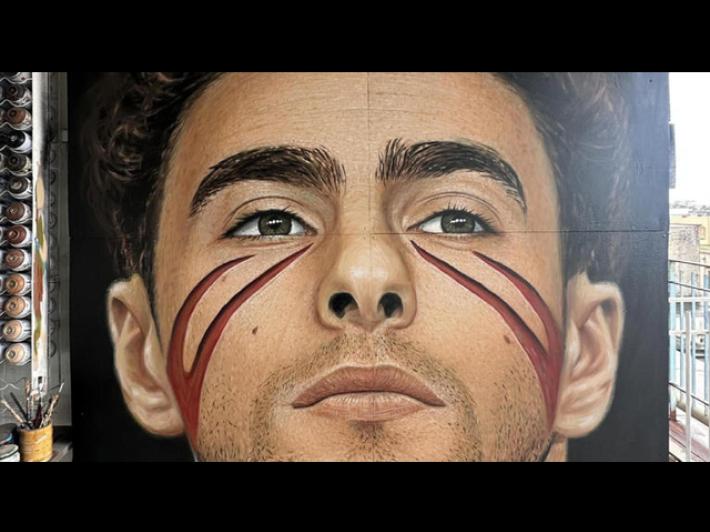 Jorit dedica un ritratto a Luigi Mangione,spar&ograve; a Brian Thompson