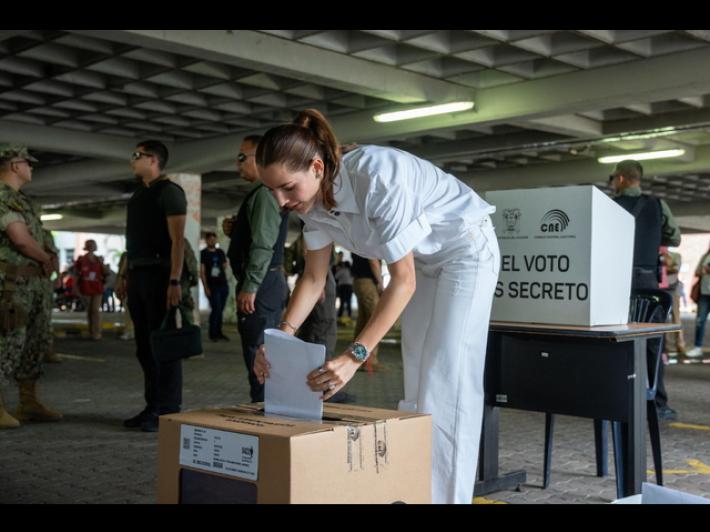 Ecuador, primo exit poll: Noboa 50,12%; Gonz&aacute;lez 42,21%