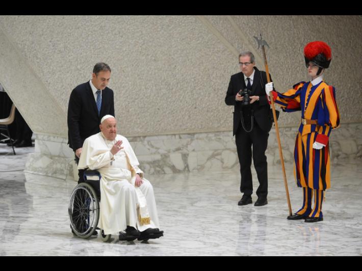 Il Papa, ho ancora la bronchite, non posso leggere