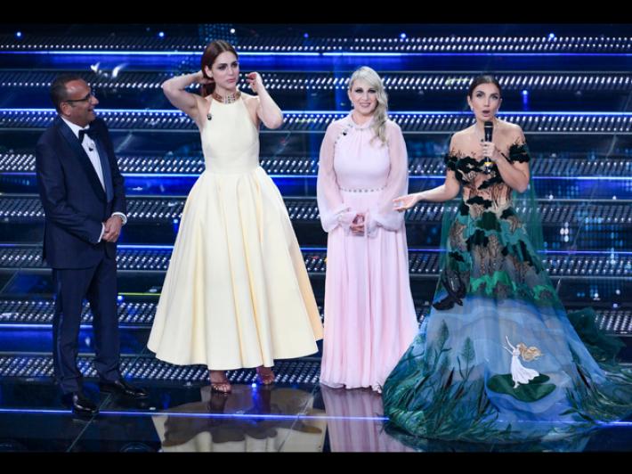 Conti e le co-conduttrici lanciano il numero anti stalking