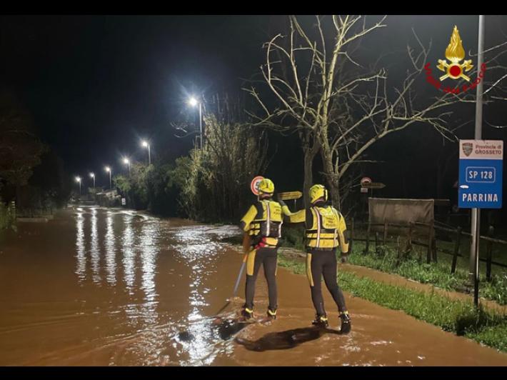 Maltempo, persone soccorse coi mezzi anfibi in Maremma