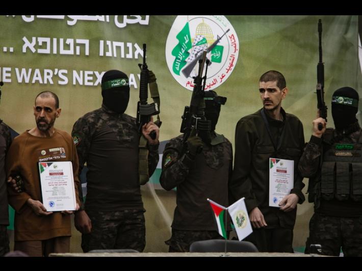 Allestito il palco di Hamas a Khan Younis per rilascio ostaggi