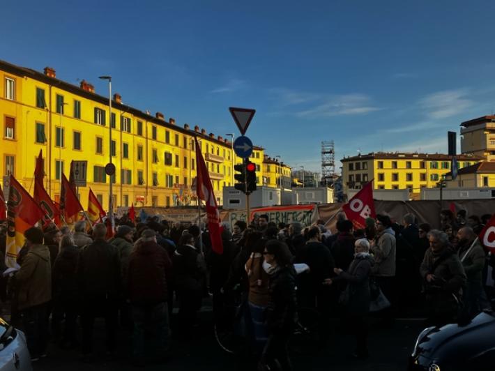 Carnevale Viareggio, folla a seconda sfilata, 'baciata' dal sole