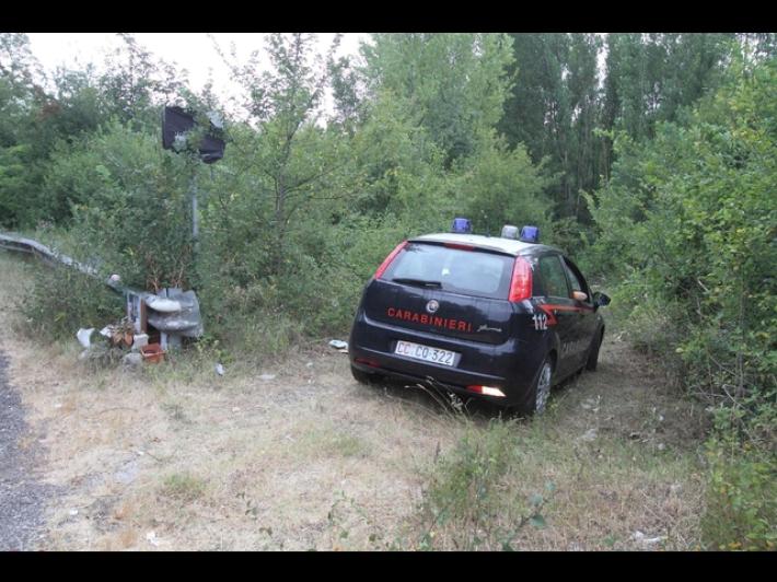 Giovane trovata morta in un bosco con mani e piedi legati