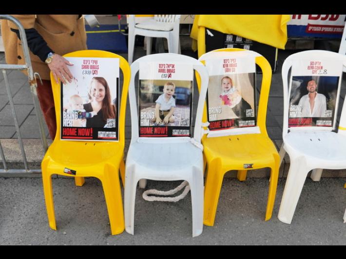 Hamas espone le bare degli ostaggi morti sul palco a Gaza