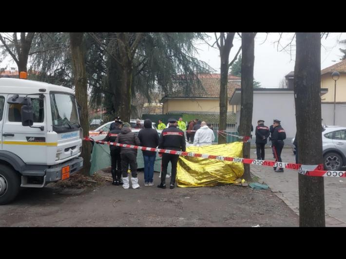 Trovato morto in auto: autopsia, ucciso con 35 coltellate