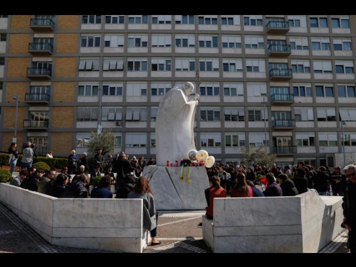 Il Vaticano: "Il Papa &egrave; vigile ma la prognosi resta riservata" 
