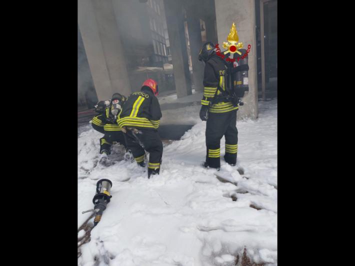 Fumo in un negozio in piazza Duomo, vigili del fuoco in azione nel cuore di Milano 
