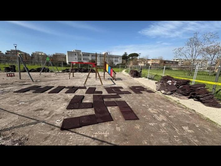 Svastica e nome Hitler in parco giochi a Roma, ira Gualtieri