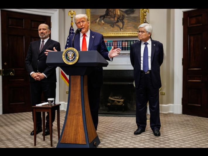 Trump firma l'ordine, dazi sulla Cina raddoppiati al 20%