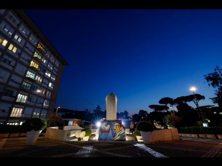 Il Papa stabile, nessuna nuova crisi, prognosi riservata