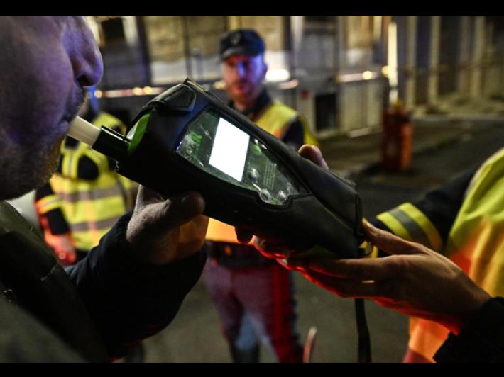 Alcoltest positivo in bici, multa da 1100 euro e lavori utili