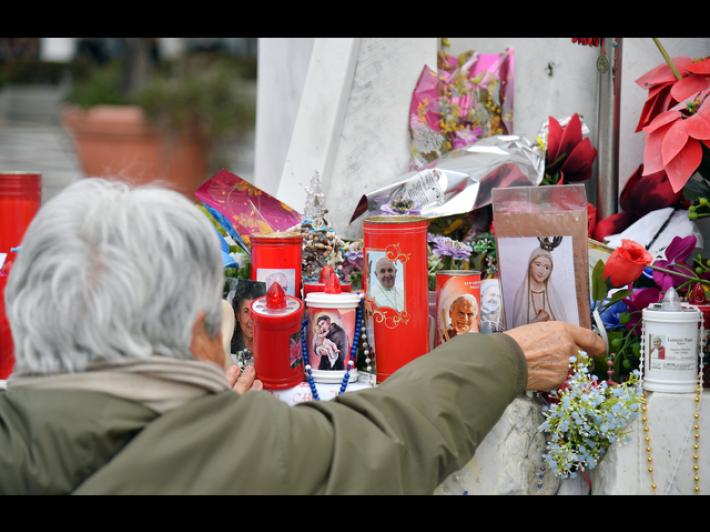 Il Papa migliora, la prognosi resta riservata