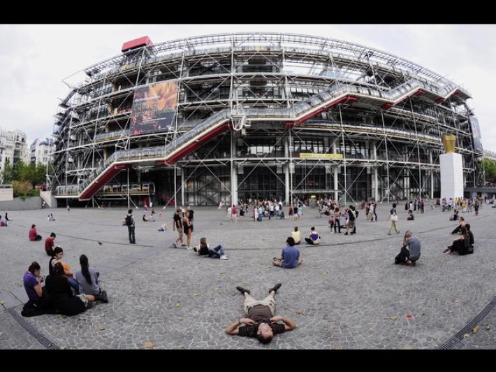 Il Centre Pompidou chiude per 5 anni, folla di visitatori