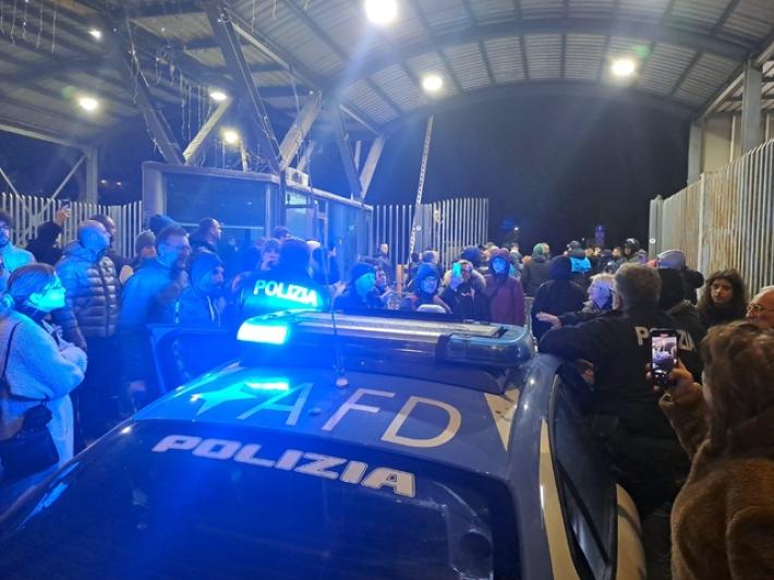 Cancelli chiusi a ex base Nato, tensione con forze dell'ordine