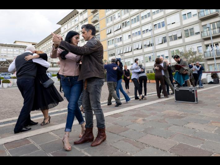 Al Gemelli i ballerini di tango in onore di Papa Francesco