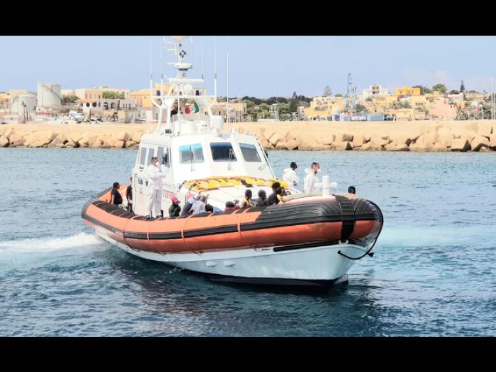 Naufragio migranti, in corso ricerche 40 dispersi