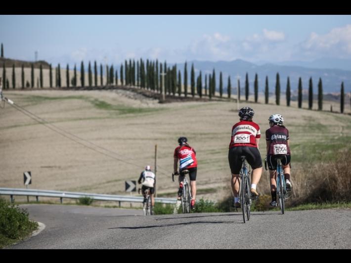 In discesa perde il controllo della bici: 58enne si schianta contro un un muro e muore 
