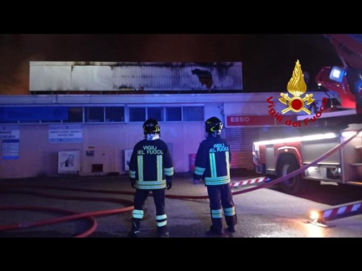 Incendio nella notte all'Ortomercato di Milano