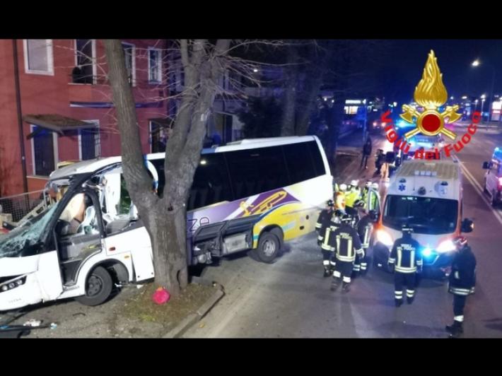 Autobus fuori strada a Brescia, un morto e due feriti gravi