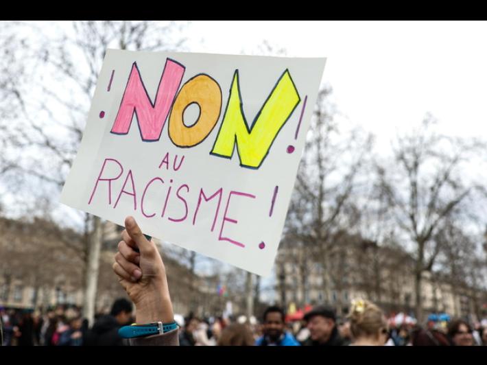 Decine di migliaia in Francia contro razzismo e l'estrema destra