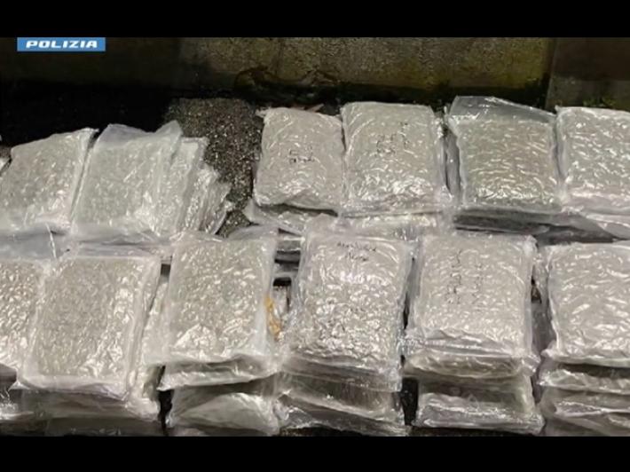 Nel camion 90 chilogrammi di marijuana, due arrestati