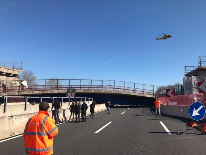 Camion urta cestello lungo autostrada A6, grave operaio a Savona