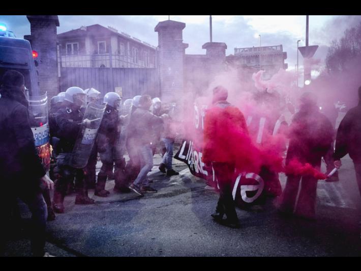 'Chiudere tutti i Cpr', antagonisti in corteo a Torino