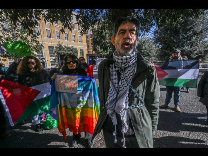 Regista e attivista palestinese, 'aggredito per motivi razziali'