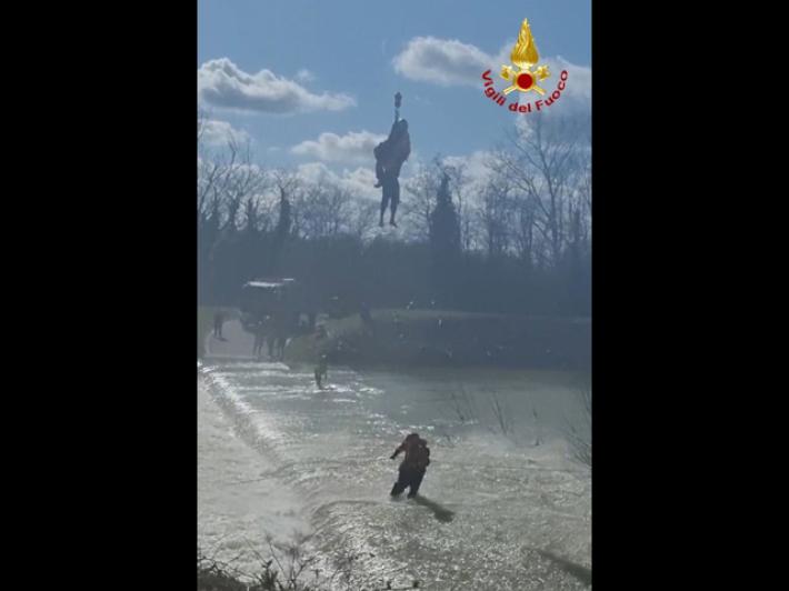 Travolto dal torrente in piena dove avvenne la tragedia del Natisone: salvato dai vigili del fuoco 