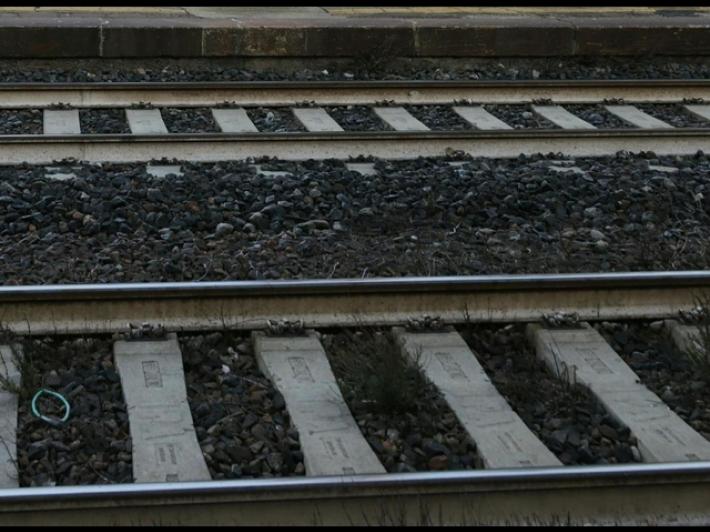 Auto su binari passaggio livello in chiusura, travolta