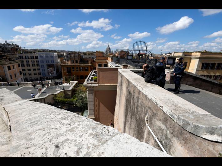 Cade da parapetto a Trinit&agrave; dei Monti, morta donna di 55 anni